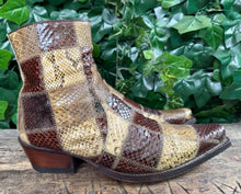 Afbeelding in Gallery-weergave laden, Bijna Nieuwe python vintage laarzen van Sendra maat 42
