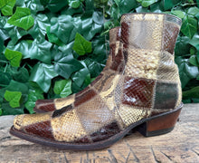 Afbeelding in Gallery-weergave laden, Bijna Nieuwe python vintage laarzen van Sendra maat 42