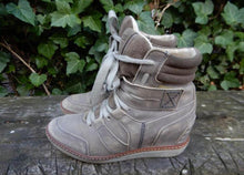 Afbeelding in Gallery-weergave laden, zo goed als nieuw hoge sneakers van Diesel maat 37