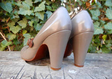 Afbeelding in Gallery-weergave laden, zo goed als nieuw  Pumps van Chie Mihara maat 38