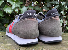 Afbeelding in Gallery-weergave laden, Zo goed als nieuw Sneakers van Veja maat 44 (10)