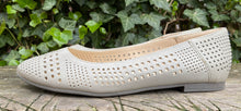 Afbeelding in Gallery-weergave laden, Nieuwe ballerina’s van Högl maat 37,5 (4,5)
