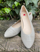Afbeelding in Gallery-weergave laden, Nieuwe ballerina’s van Högl maat 37,5 (4,5)
