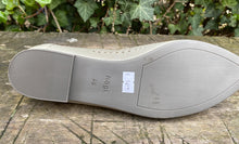 Afbeelding in Gallery-weergave laden, Nieuwe ballerina’s van Högl maat 37,5 (4,5)