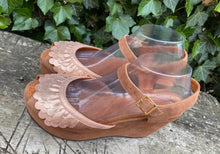 Afbeelding in Gallery-weergave laden, Nieuwe plateau sandalen van Chie Mihara maat 41