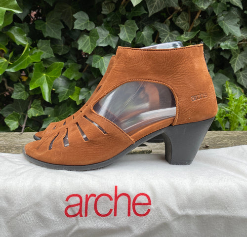 Zo goed als nieuw Sandalen van Arche maat 37