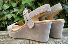 Afbeelding in Gallery-weergave laden, Nieuwe sandalen plateauzolen van Clarks maat 40 (6,5)