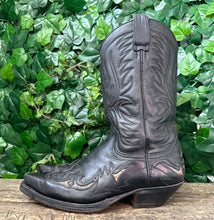 Afbeelding in Gallery-weergave laden, zo goed als nieuw cowboy boots van Sendra maat 43