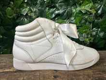 Afbeelding in Gallery-weergave laden, Nieuwe supergave sneakers van Reebok maat 38
