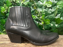 Afbeelding in Gallery-weergave laden, Bijna Nieuwe enkellaarsjes van Sendra maat 41