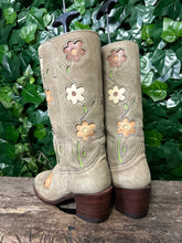 Afbeelding in Gallery-weergave laden, zo goed als nieuw blokhak flower laars van Sendra maat 35