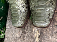 Afbeelding in Gallery-weergave laden, zo goed als nieuw python biker boots van Sendra Maat 37