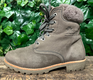 Bijna nieuwe veterboots van Panama Jack maat 38