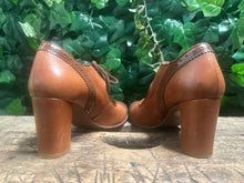 Afbeelding in Gallery-weergave laden, Nieuwe retro vintage stijl pump van La Veintinueve maat 39