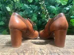 Nieuwe retro vintage stijl pump van La Veintinueve maat 39