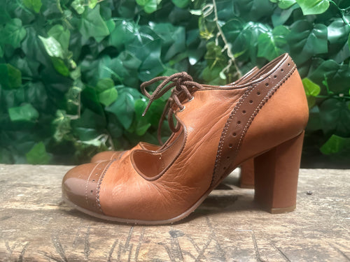 Nieuwe retro vintage stijl pump van La Veintinueve maat 39