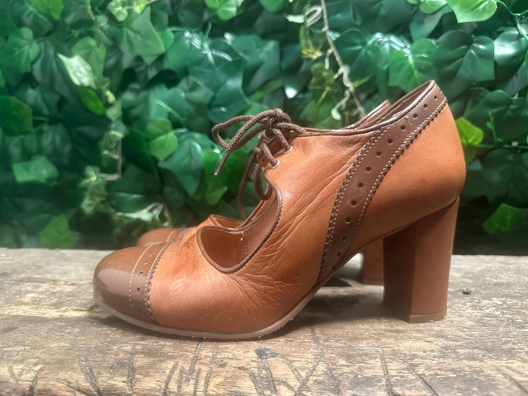 Nieuwe retro vintage stijl pump van La Veintinueve maat 39