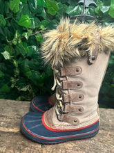 Afbeelding in Gallery-weergave laden, Bijna Nieuwe boots van Sorel &quot;Joan of Arctic&quot; maat 38