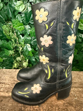 Afbeelding in Gallery-weergave laden, Bijna Nieuwe vintage blokhak flower laars van Sendra maat 38