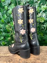 Afbeelding in Gallery-weergave laden, Bijna Nieuwe vintage blokhak flower laars van Sendra maat 38