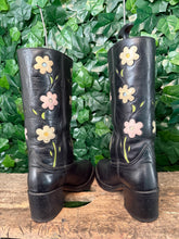 Afbeelding in Gallery-weergave laden, Bijna Nieuwe vintage blokhak flower laars van Sendra maat 38