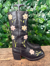 Afbeelding in Gallery-weergave laden, Bijna Nieuwe vintage blokhak flower laars van Sendra maat 38