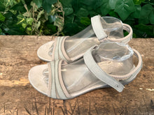 Afbeelding in Gallery-weergave laden, zo goed als nieuw sandaal van Hush Puppies maat 42