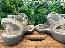 Afbeelding in Gallery-weergave laden, zo goed als nieuw sandaal van Hush Puppies maat 42