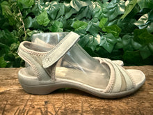 Afbeelding in Gallery-weergave laden, zo goed als nieuw sandaal van Hush Puppies maat 42