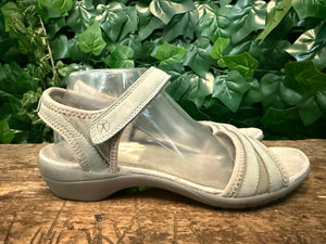 zo goed als nieuw sandaal van Hush Puppies maat 42