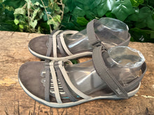 Afbeelding in Gallery-weergave laden, Bijna Nieuwe sandalen van Teva maat 42