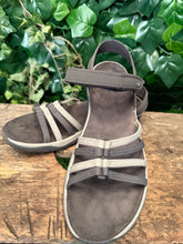 Afbeelding in Gallery-weergave laden, Bijna Nieuwe sandalen van Teva maat 42