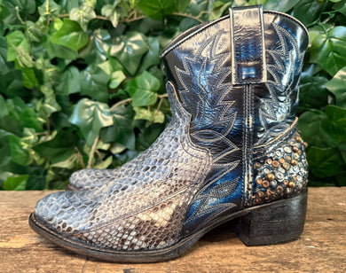 zo goed als nieuw python laarsjes van Sendra maat 37
