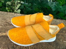 Afbeelding in Gallery-weergave laden, Nieuwe sneakers van Think maat 37,5