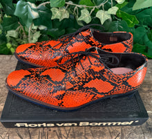Afbeelding in Gallery-weergave laden, Bijna Nieuwe aparte veterschoen van Floris van Bommel 42,5