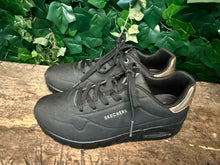 Afbeelding in Gallery-weergave laden, Bijna Nieuwe sneakers van Skechers maat 40