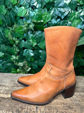 Afbeelding in Gallery-weergave laden, Bijna Nieuwe vintage laars van sendra maat 37