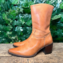 Afbeelding in Gallery-weergave laden, Bijna Nieuwe vintage laars van sendra maat 37
