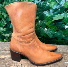 Afbeelding in Gallery-weergave laden, Bijna Nieuwe vintage laars van sendra maat 37