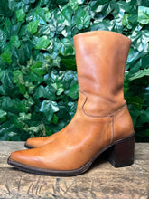 Afbeelding in Gallery-weergave laden, Bijna Nieuwe vintage laars van sendra maat 37