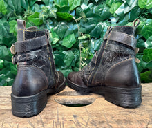 Afbeelding in Gallery-weergave laden, Bijna Nieuwe boots van Laura Vita maat 39