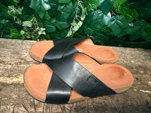 Afbeelding in Gallery-weergave laden, In nieuwsstaat mooie slippers van Fitflop maat 43