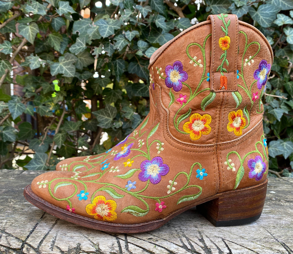 Zo goed als nieuw Laarsjes van Sendra maat 36