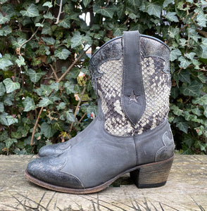 Bijna nieuwe gave Laarsjes met python leer van Sendra maat 38 (maat 5)