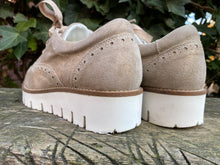 Afbeelding in Gallery-weergave laden, Z.g.a.n. Sneakers van Van Dalen maat 36