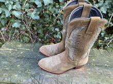 Afbeelding in Gallery-weergave laden, Z.g.a.n. Laarzen van Sendra maat 37 (4,5)