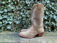 Afbeelding in Gallery-weergave laden, Z.g.a.n. Laarzen van Sendra maat 37 (4,5)