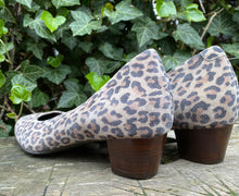 Afbeelding in Gallery-weergave laden, Nieuwe pumps/instappers van Footnotes maat 41 (wijdte G)