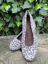 Afbeelding in Gallery-weergave laden, Nieuwe pumps/instappers van Footnotes maat 41 (wijdte G)