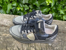 Afbeelding in Gallery-weergave laden, Z.g.a.n. Sneakers van Philippe Model maat 37